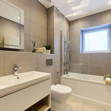The Wembley Park Arms - Modern 2bdr Flat With Parking + Balcony