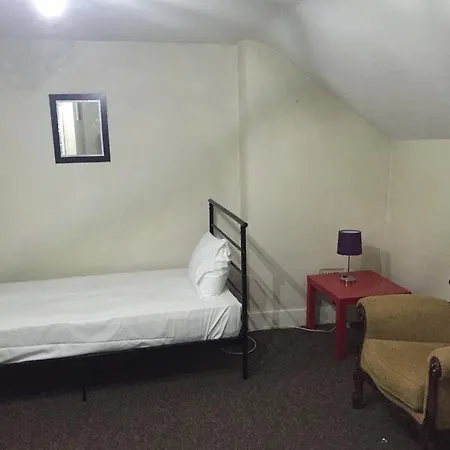 137 Upton Lane Hotel 2*