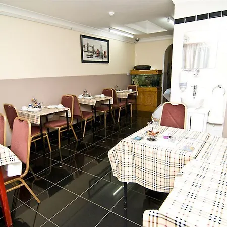 Holland Park Grove 3*