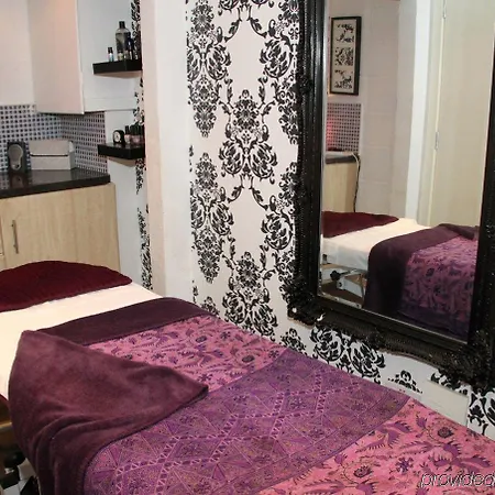 Oyo Lansdowne Hotel 2*