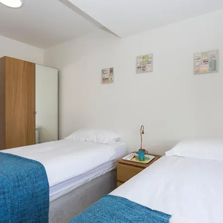 Guest house 406 Harrow 2*