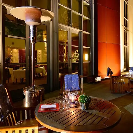 Canary Riverside Plaza Otel