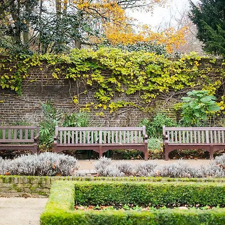 Yha Holland Park London