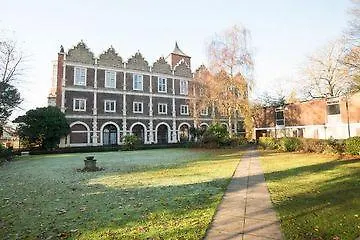 Yha Holland Park London
