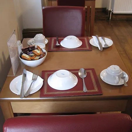 Leigh House 3*