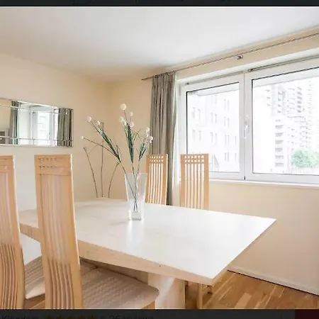 Canary Wharf Apartment *