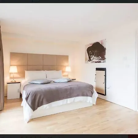Canary Wharf Apartment
