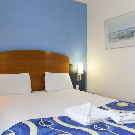 - Wembley International Hotel 3*