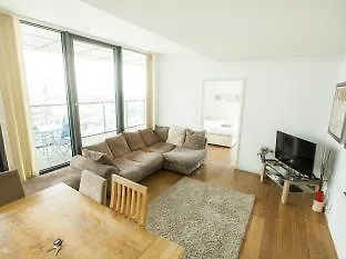 Rojen Docklands 4*