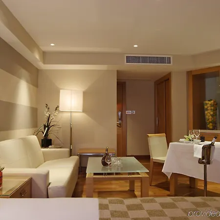 Plaza On The River 5*