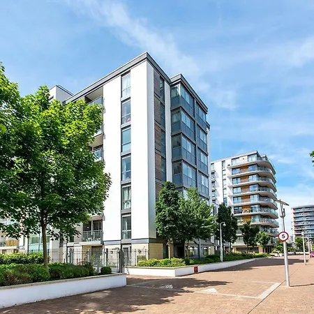 Simmonds House, Great West Quarter * Brentford