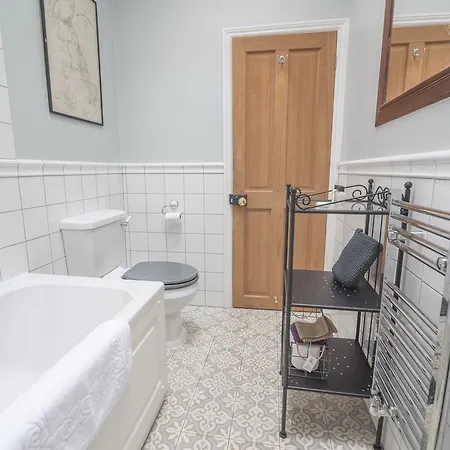 Traditional Home In Kew Gardens By Underthedoormat Holiday home *