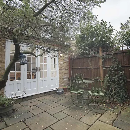 Traditional Home In Kew Gardens By Underthedoormat Richmond (Greater London)