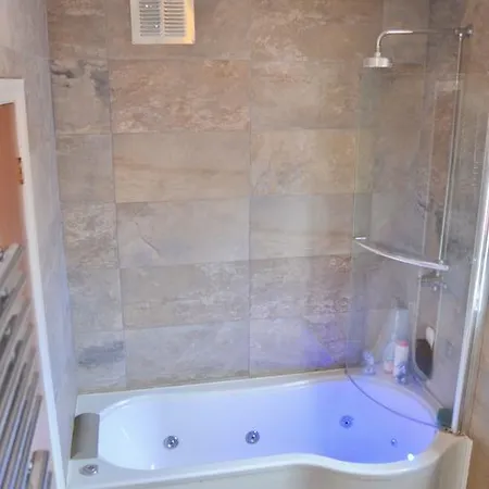 Superb Double Bedroom Homestay *