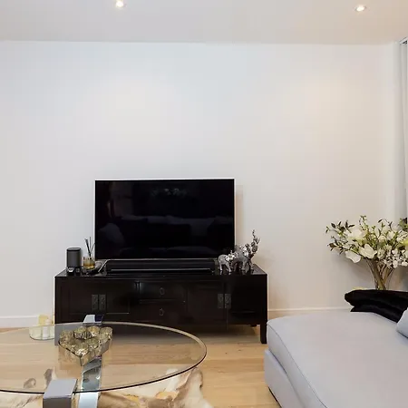 2 Bedroom Penthouse In Canada Water With Balcony * London