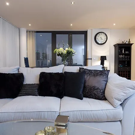 2 Bedroom Penthouse In Canada Water With Balcony *