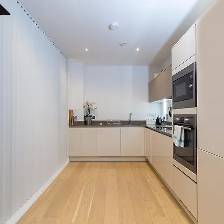 Apartment 2 Bedroom Penthouse In Canada Water With Balcony