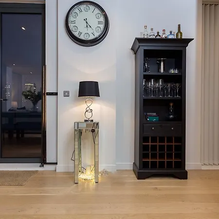 2 Bedroom Penthouse In Canada Water With Balcony Apartment *
