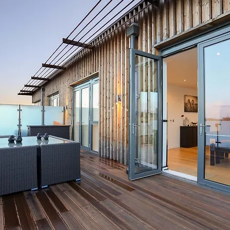 Apartment 2 Bedroom Penthouse In Canada Water With Balcony