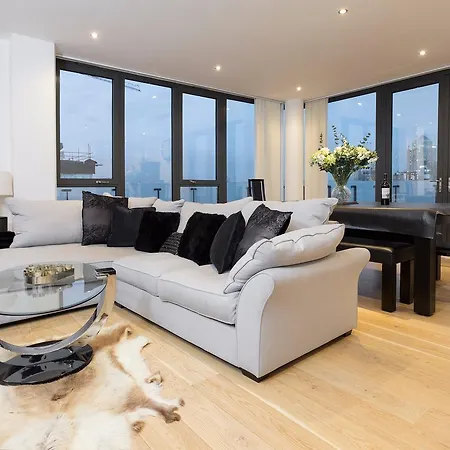 2 Bedroom Penthouse In Canada Water With Balcony London