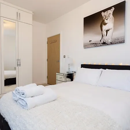Apartment 2 Bedroom Penthouse In Canada Water With Balcony London