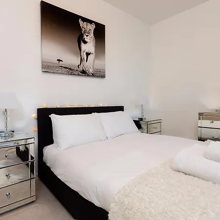 2 Bedroom Penthouse In Canada Water With Balcony London