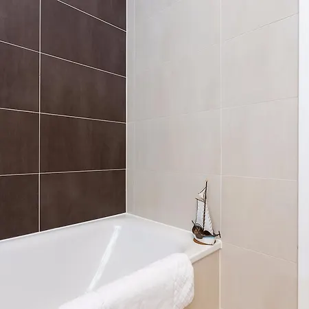 2 Bedroom Penthouse In Canada Water With Balcony Apartment *