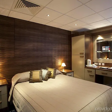 West Ham United 3* Barking (Greater London)