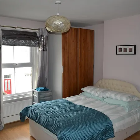 Dom wakacyjny 2 Bedroom House -ealing Londyn