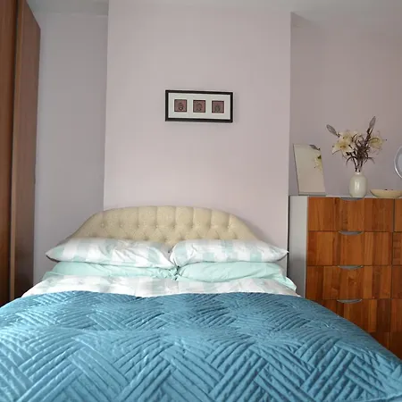 2 Bedroom House -ealing * Londyn