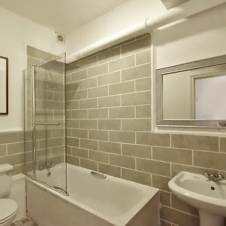 Where To Sleep - Brixton High Street Guest house London