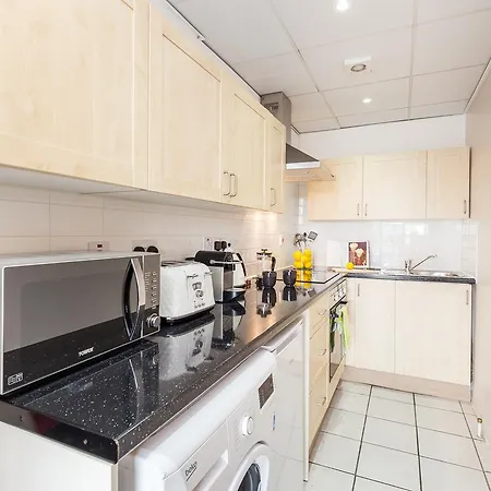 Urban Chic - Baker Street Apartment