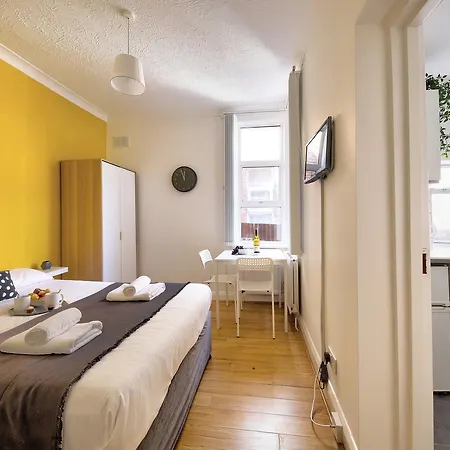 Melrose Apartment *
