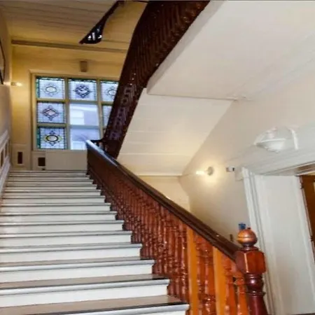 Barkston Earls Court * London