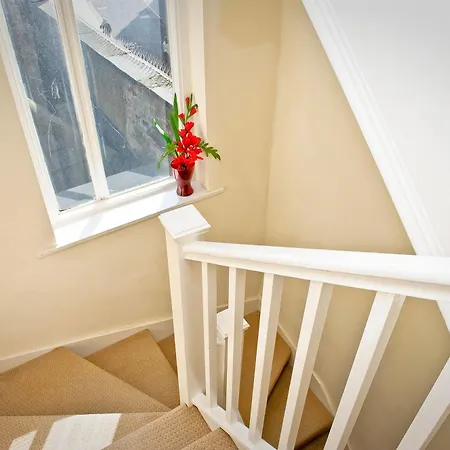Leigh House Hotel 3*