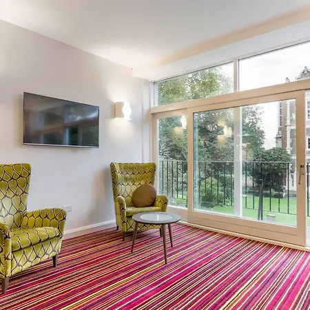Yha Holland Park Hotel