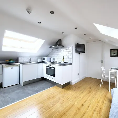 Melrose Apartment *