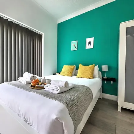 Melrose Apartment *