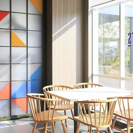 Ibis Styles Gloucester Road Hotel 3*