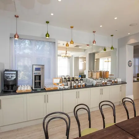 Western Queens Crystal Palace 3* London