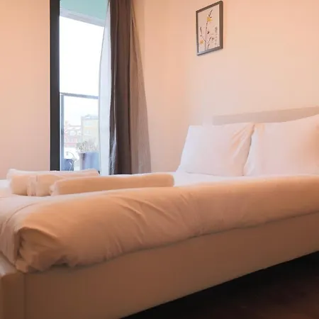 Beautiful 2 Bedroom In Borough Apartment *