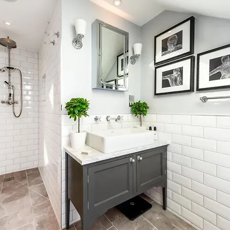 Dom wakacyjny Luxurious Wandsworth Close To Putney Heath Londyn