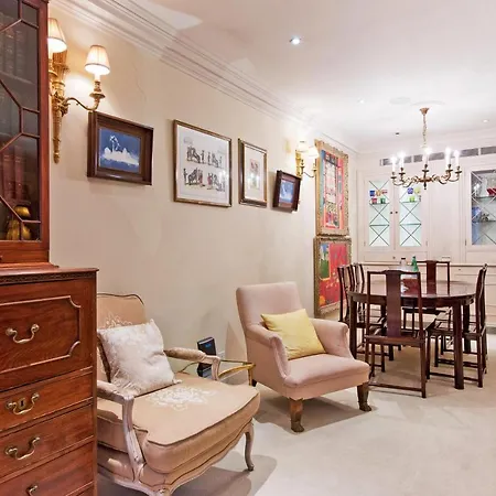 Pall Mall Apartment *
