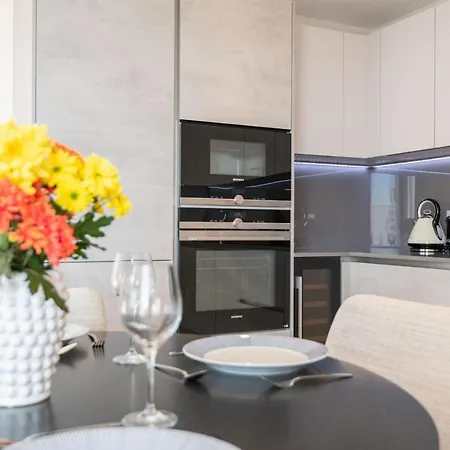 Modern Family Close To Victoria Station By Underthedoormat Apartment