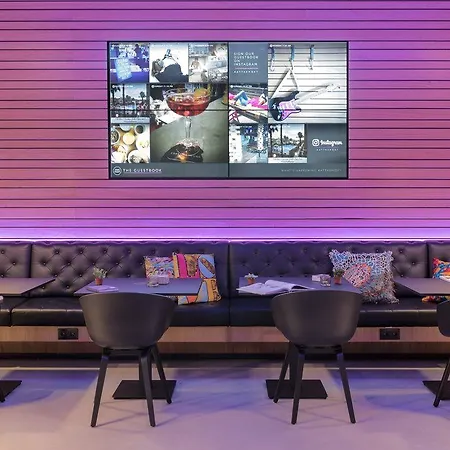 Hotel Moxy London Heathrow Airport