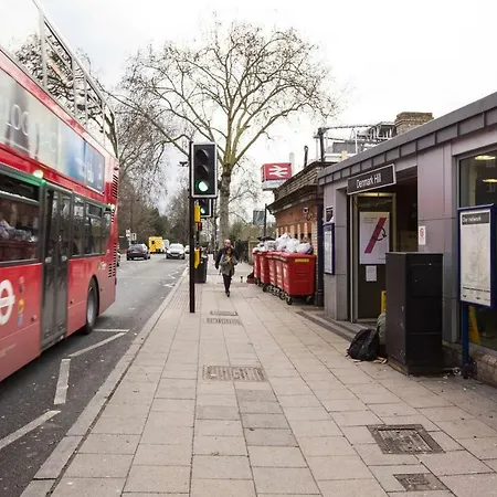 Spacious King Bed Near Denmark Hill Station *