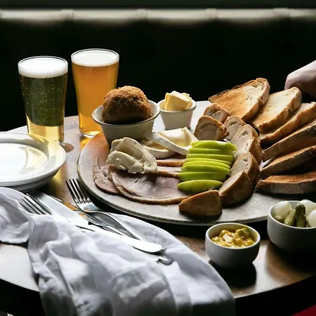 Rose And Crown 3*