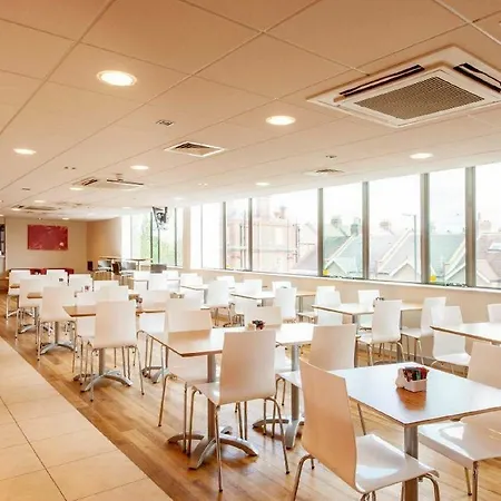 Travelodge Teddington Hotel 3*