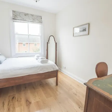 Traditional Home In Kew Gardens By Underthedoormat Richmond (Greater London)