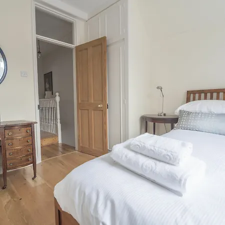 Traditional Home In Kew Gardens By Underthedoormat Holiday home *